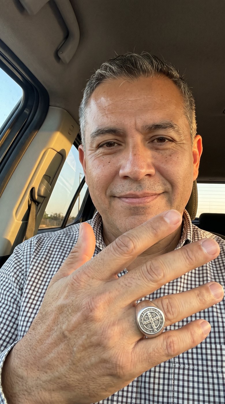 Cliente feliz con su Anillo de San Benito — Amparo Sagrado