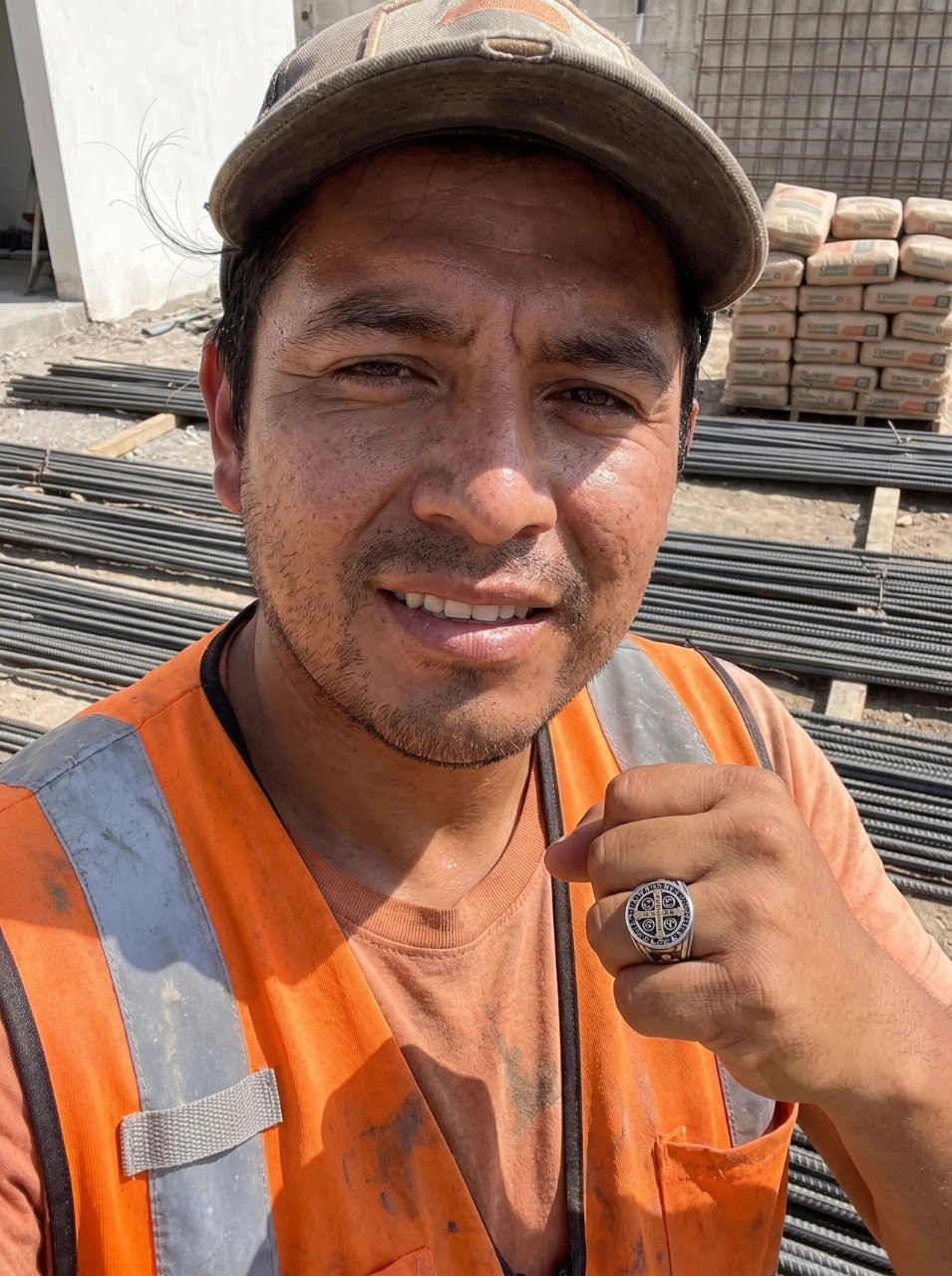 Cliente feliz con su Anillo de San Benito — Amparo Sagrado