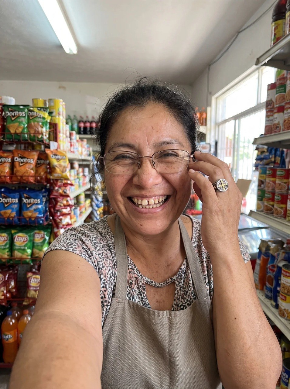 Cliente feliz con su Anillo de San Benito — Amparo Sagrado