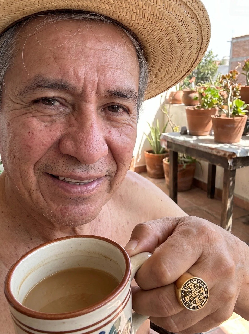 Cliente feliz con su Anillo de San Benito — Amparo Sagrado