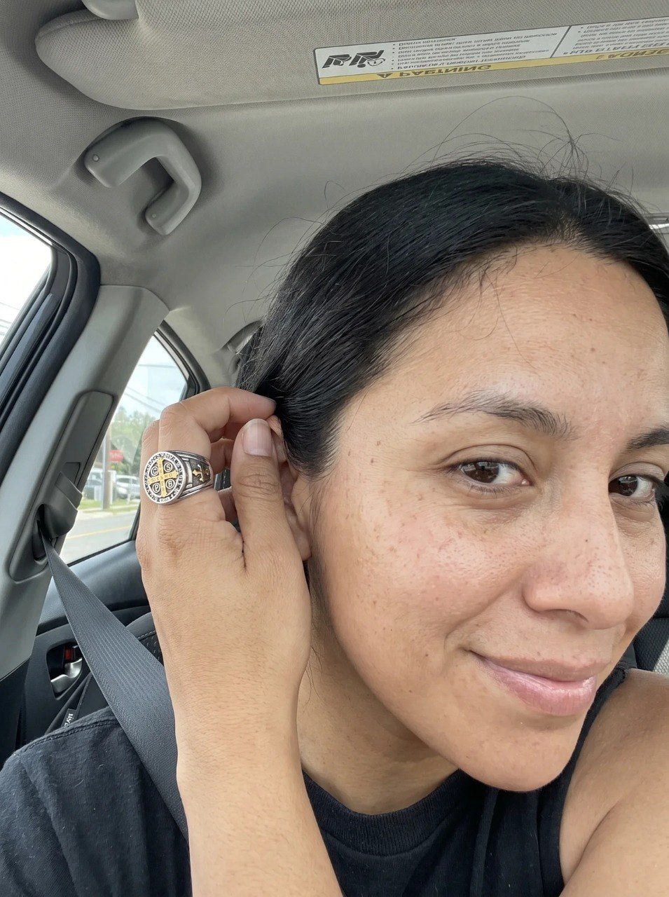Cliente feliz con su Anillo de San Benito — Amparo Sagrado