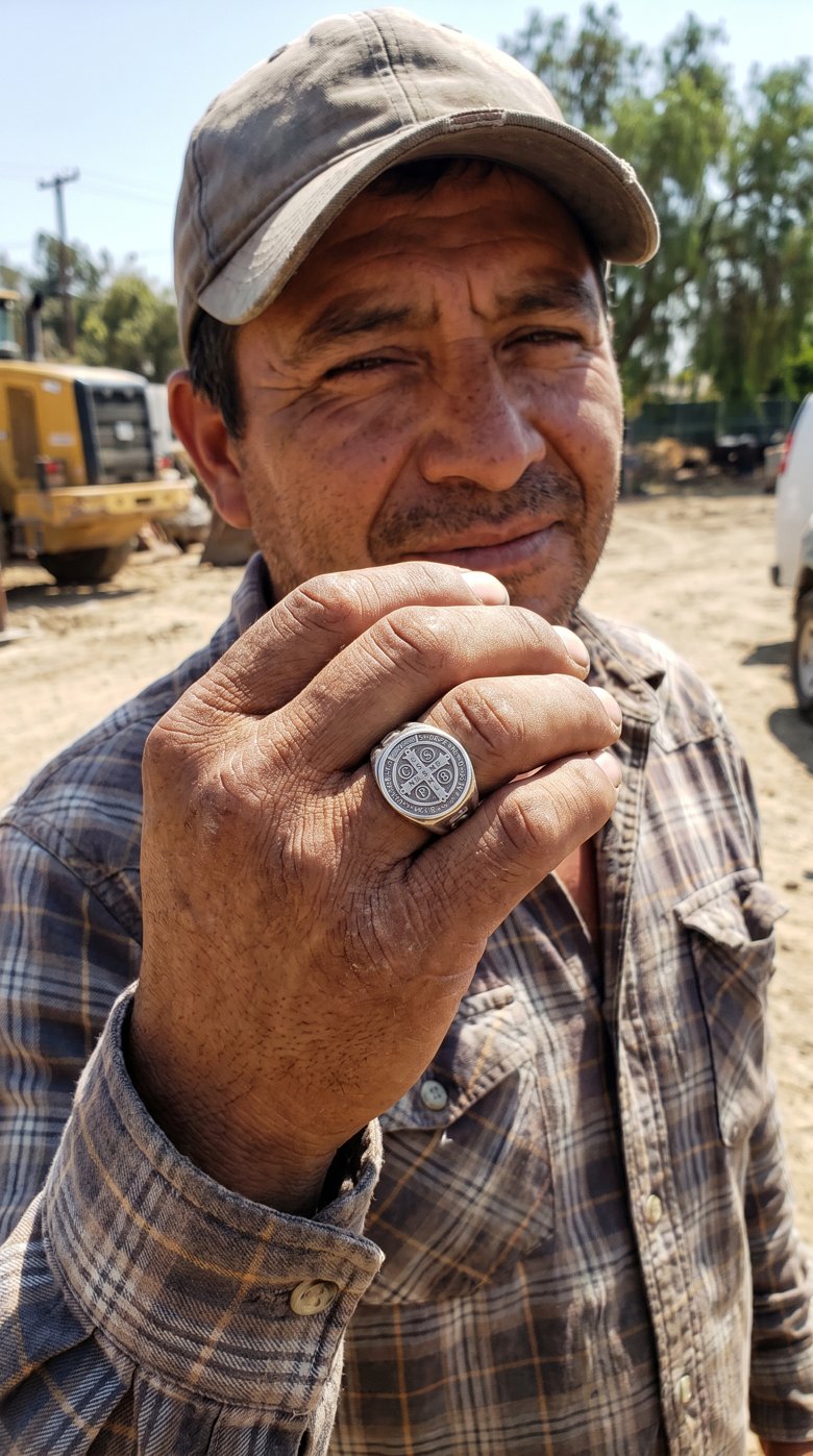 Cliente feliz con su Anillo de San Benito — Amparo Sagrado