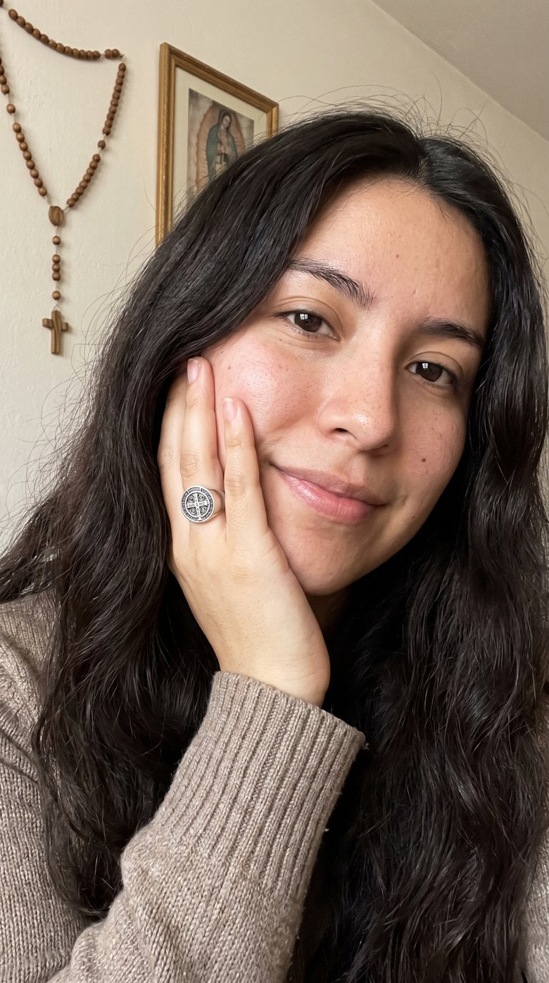 Cliente feliz con su Anillo de San Benito — Amparo Sagrado